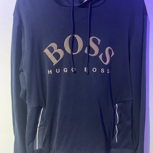 Hugoboss hoodie  - Jag vill sälja min hugoboss hoodie då den inte kommer till användning. Nästan oanvänd burit den 2 gånger 
