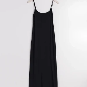 soft touch maxi slip dress - Jättefin klänning från Gina, den är i mjuk och skön material. Jag är 164 och det passar perfekt💕 Har använt den fåtal gånger, hör av er för mer info