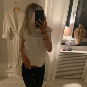 Blus - Säljer denna blus från mango då den inte kommer till användning, knappar i nacken i storlek S💕💕