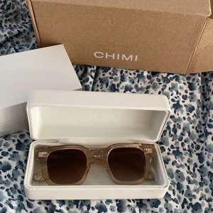 CHIMI SOLGLASÖGON - Helt oanvända chimis i modellen 04, färgen ECRU. Tryck ej på köp direkt, köparen står för frakt.  Nypris, 1350 kr 