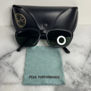Ray bands/ BAUSCH & LOMB - Vintage ray bands som fortfarande är i jätte fint skick. Bredden på de är 13,5. Skriv om ni är intresserade så kan jag ge fler mått. Pris kan diskuteras❤️