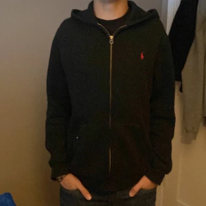 Polo zip hoodie - Polo hoodie köpt på kidsbrandstore, skick 9/10 inga deflekter. Priset kan absolut diskutera💫