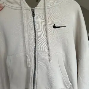 Boxig zip-hoodie från Nike köpt från Asos. Använt en gång. 