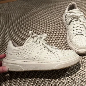 Vita sneakers - Sparsamt använda, på långt håll ser dem helt nya ut!💓 Nypris runt 3300🤍 Hör bara av vid frågor eller fler bilder!❤️