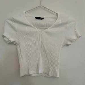 Kroppad tröja  - Kroppad tröja från SHEIN, inte genomskinlig 