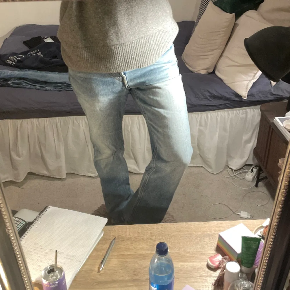 Super snygga jeans från weekday i storlek 28/32 med snygg kant nertill (innerbenslängd 74cm, midja rakt över 39cm). Jeans & Byxor.