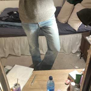 Super snygga jeans från weekday i storlek 28/32 med snygg kant nertill (innerbenslängd 74cm, midja rakt över 39cm)