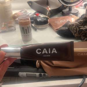 Säljer min caia liquid bronzer, har endast testat den en gång så den är nästan som ny! färgen HAVANA 🩷 pris går att diskutera