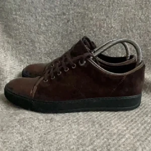 Lanvin skor - Kör intressekoll på dessa bruna lanvin skor. Cond 8,5/10 bara några få skråmor på cap toen, inget og, äkta! Nypris runt 4000! 