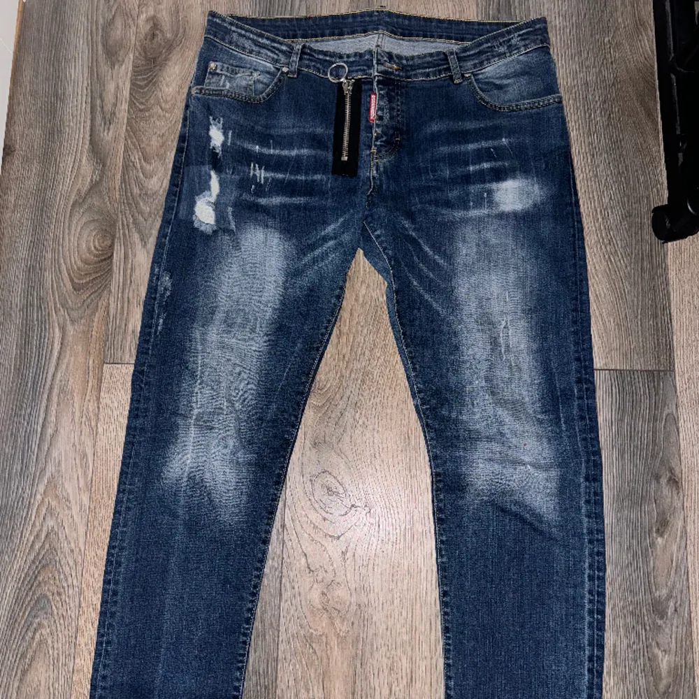 Mörkblåa Dsquared2 jeans i Storlek 54(L). Skick 8/10, inget kvitto därav det sjuka priset.. Jeans & Byxor.
