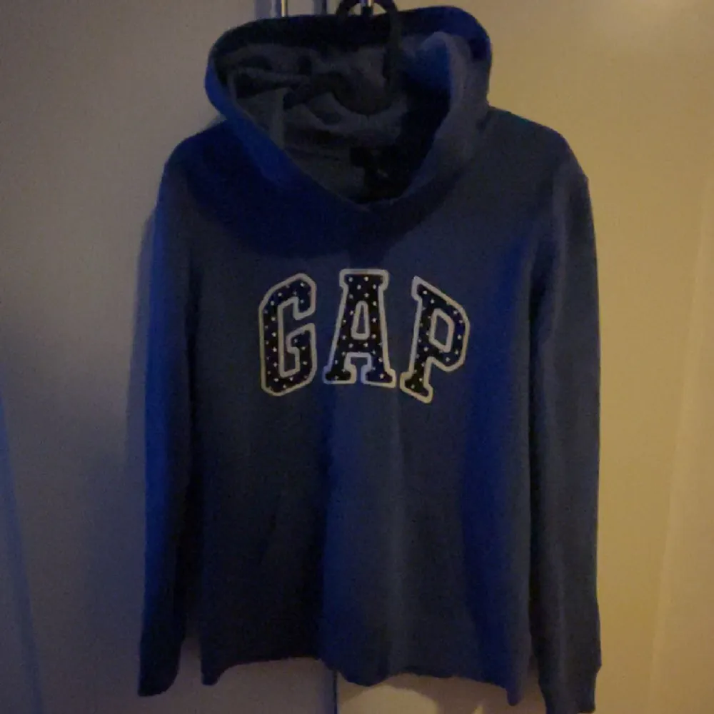 Blå Gap hoodie, köpte från plick men använde den aldrig så säljer den nu!❤️ Pris kan alltid diskuteras.. Hoodies.