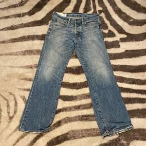 Tjena säljer dessa riktigt fetta vintage jeans, jeansen är i 8-9/10 skick! Tveka inte vid frågor!