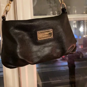 Marc jacobs väska - Använt skick, men som går att fixa! Köpt här på Plick! Går ner i pris vid snabb affär ❣️