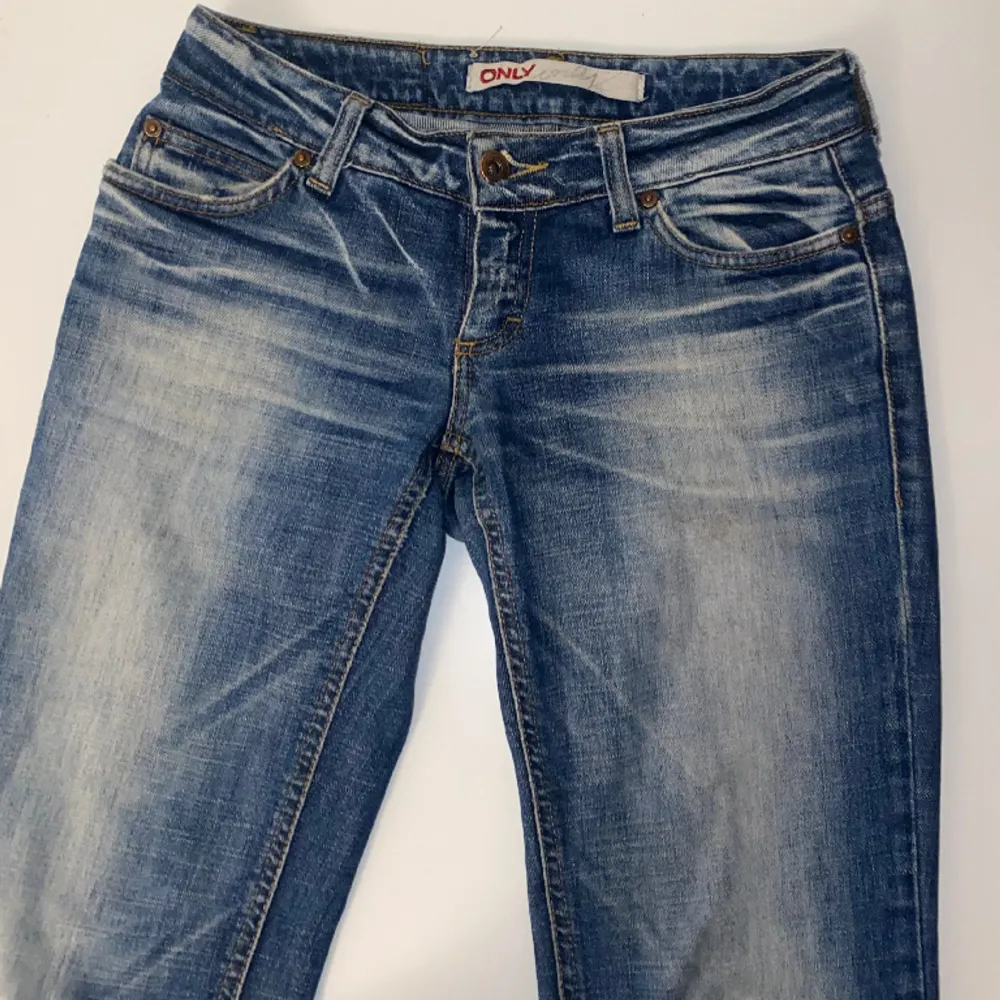 Jättesnygga low waisted jeans från Only💕💕  Midjemåttet tvärs över: 36 Innerbenslängd: 73. Jeans & Byxor.