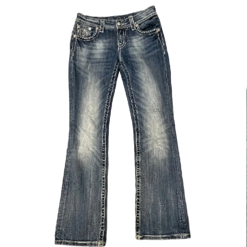 Säljer ett par Riktigt  snygga miss me jeans i storlek 28. Midja :39 cm, ytterbenslängd: 98cm, innerbenslängd: 76 cm, benöppning: 21cm.. Jeans & Byxor.