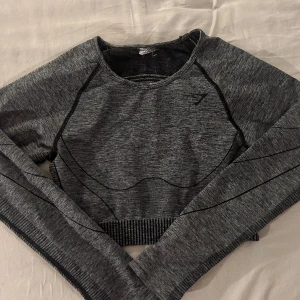 Gymshark träningströja  - Super snygg och skön träningströja från Gymshark, säljer pga jag har för många. Super fint skick endast använd fåtal gånger. Köpt för 350 kr🦈💕