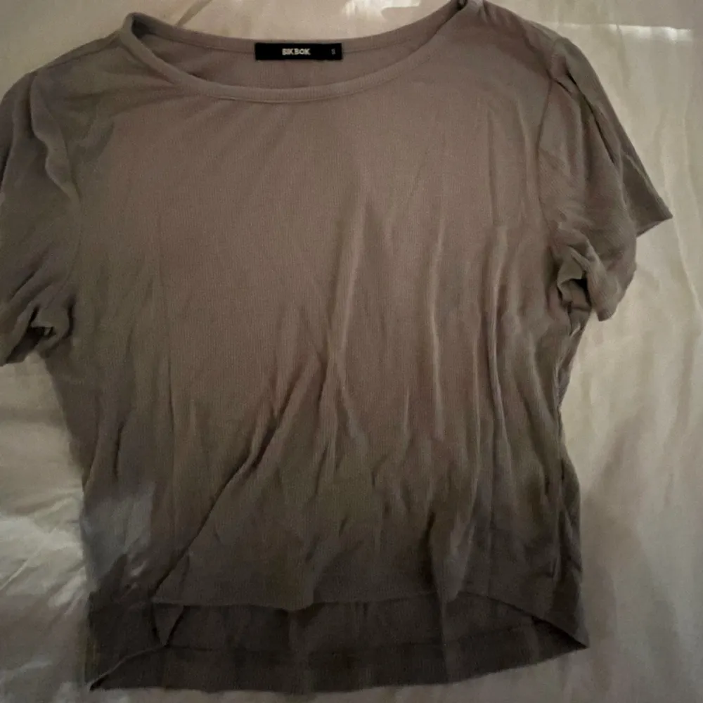 En grå minitshirt från bikbok i storlek s. Knappt använd. . T-shirts.