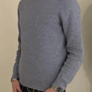 Boggi Milano lammull tröja - Hej, säljer en Boggi Milano tröja i ljusblå strl S. Den är i exklusiv lammull. Mycket fint skick 8/10. Nypris: 2399 kr. Hör av er vid frågor och funderingar!