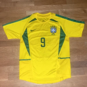 R9 Brasilien fotbollströja 2002 - Den ikoniska Brasilien 2002 tröjan med "Ronaldo 9" på ryggen, Tröjan är helt ny och har aldrig använts, säljer den p.g.a att den var för liten för mig (pris kan diskuteras)