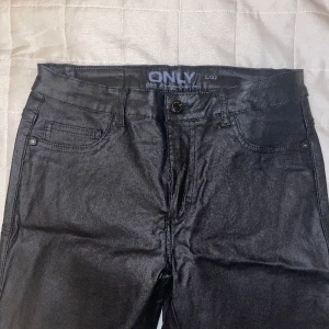 Glansiga byxor  - Glansiga byxor från Only i storlek L/32