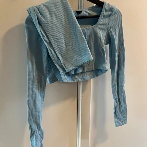 gulligt blått set  - Ett jätte fint blått set, jätte fint till sommaren och jätte skönt material.  Det finns en slits på kjolen.  Storlek xs/s