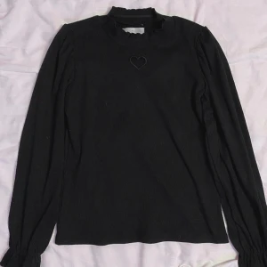 Dear my love topp - Cute sweater from dear my love! It has a little heart cut out just by the collar bones and ruffles sleeves. Selling as the sleeves are a little short. Perfect from casual jirai kei/ryousangata as well as other girly fashions 
