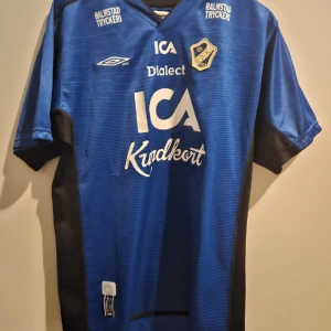 Halmstad bollklubb fotbollströja  - Halmstad bollklubb fotbollströja, storlek M HERR Bra skick  500kr + frakt 