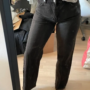 Bruna raka Zara-jeans - Avklippta i benen. Går ner till golvet på mig som är 160 cm  Fint skick!   