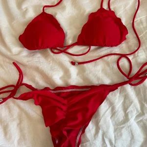 Röd bikini - Bikini i fint skick från Nelly. Scrunch bak.   Tror det är strl S i både topp och nederdel