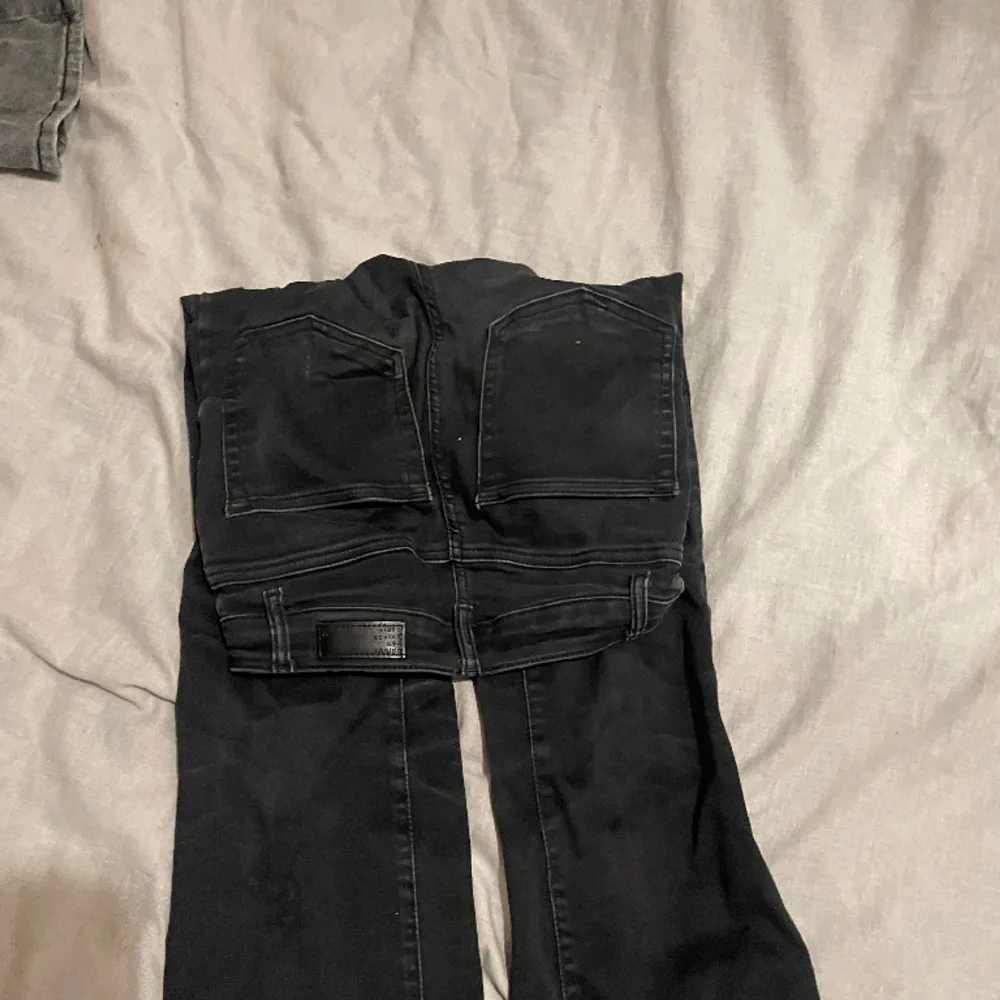 Fina svarta utsvängda jeans, använda men fortfarande i bra skicka. Mid/high weist. . Jeans & Byxor.