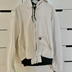 Carhartt vinterjacka - Defekt på armbågen (därav priset), har inte testat om det går bort i tvätten så vet tyvärr inte. Den är äkta och väldigt varm😇