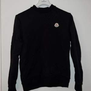 Svart sweatshirt från Moncler, använt skick och väl omhändertagen. Nypris 5.050:- säljes för 2.500:- 