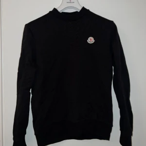 Moncler svart sweatshirt - Svart sweatshirt från Moncler, använt skick och väl omhändertagen. Nypris 5.050:- säljes för 2.000:- 
