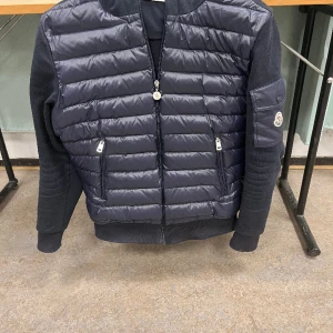 Moncler cardigan  - Hej! Säljer min moncler cardigan ny skick. Storlek S. Taggen har lossnat därav priset lågt. Vid intresse hör av er.  Luva finns på jackan, man ser inte på bilderna. Kom privat så skickar jag. 