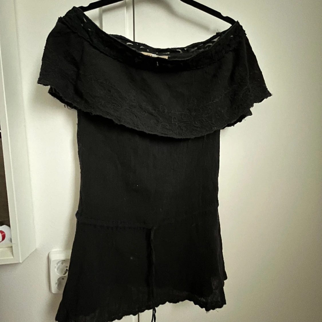 Svart off shoulder klänning - 90