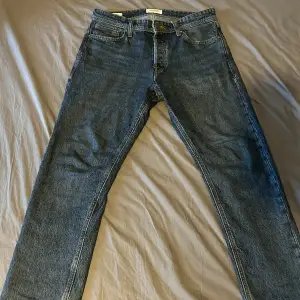 Hej, säljer dessa blåa Jack and Jones jeans i storlek 30W 30L, modellen är Loose Chris. Säljer dom då dom inte kommer till användning längre. Skicket är 9/10. Hör av er vid funderingar! 😊