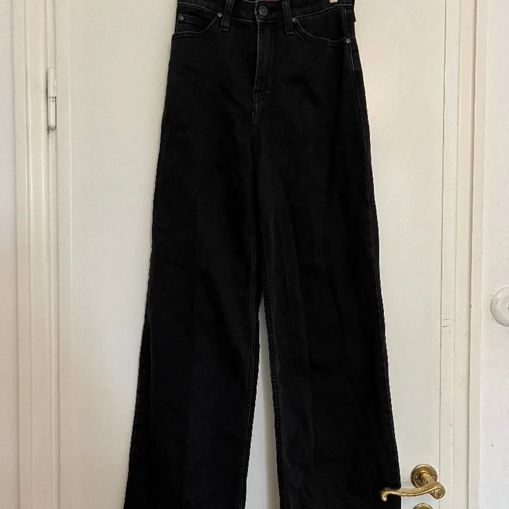 Snygga svarta jeans med hög midja och vida ben från Lee, knappt använda . Jeans & Byxor.