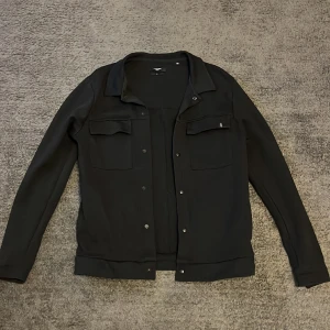 Jack and Jones Overshirt - En Overshirt ifrån Jack & Jones. Knappast använd, mycket bra skick! Storlek M men funkar för mig som vanligtvis har S Skriv vid frågor, funderingar eller om du vill ha mer bilder 😁  Priset är inte hugget i sten☺️