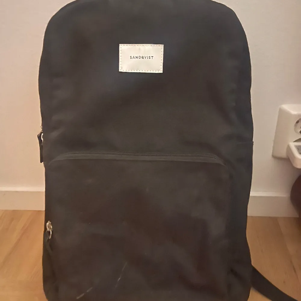 Säljer min svarta Sandqvist ryggsäck! Rymlig & är perfekt till skolan eller jobbet. Rymmer det nödvändiga, som anteckningsblock, penfodral, laddare & såklart dator! Väskan har ett dator fack(bild 2) & ett separat fack på utsidan till det nödvändiga!. Väskor.