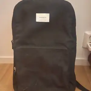 Säljer min svarta Sandqvist ryggsäck! Rymlig & är perfekt till skolan eller jobbet. Rymmer det nödvändiga, som anteckningsblock, penfodral, laddare & såklart dator! Väskan har ett dator fack(bild 2) & ett separat fack på utsidan till det nödvändiga!