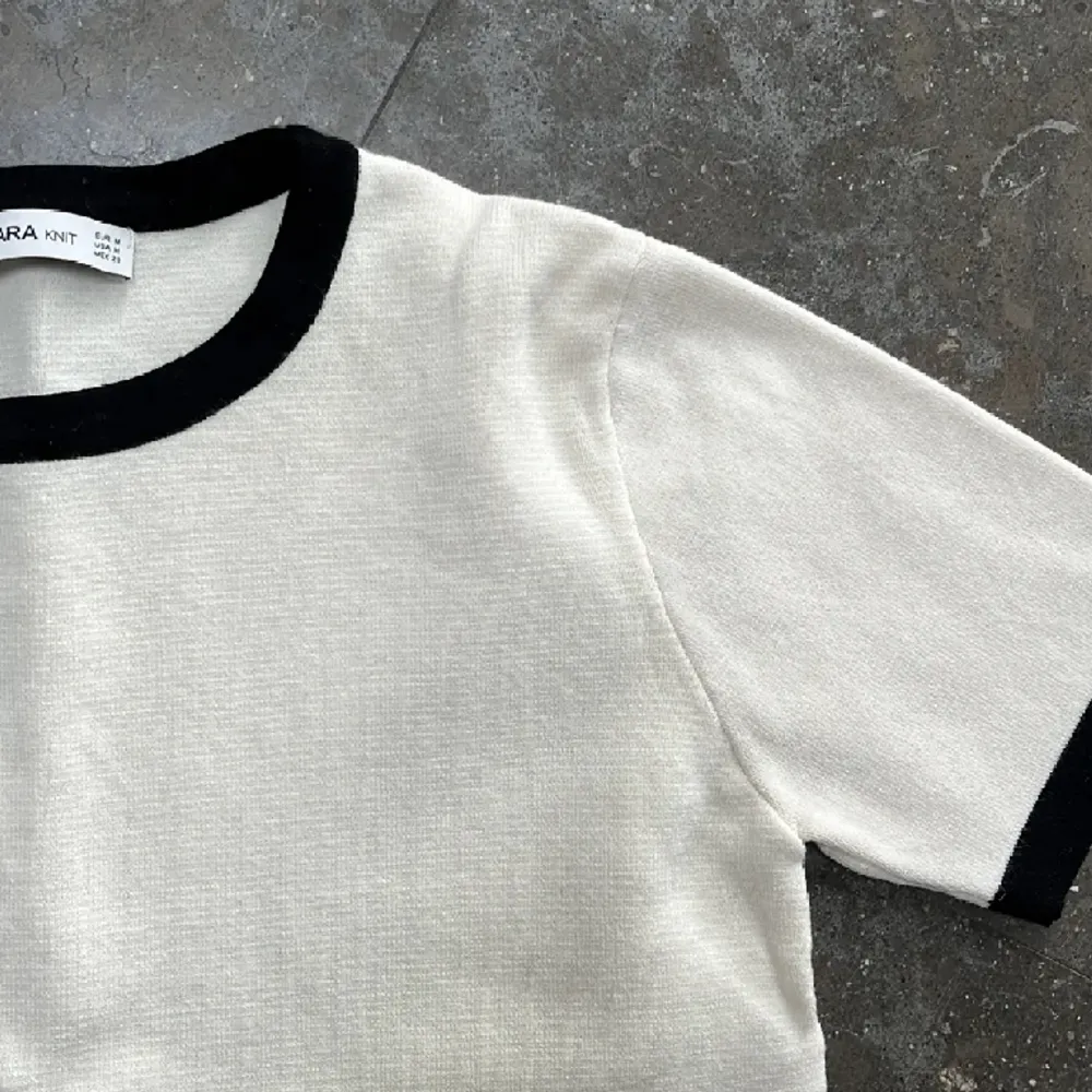 Säljer denna vita snygga tröja från Zara då den tyvärr inte kommer till användning. Nyskick. Köparen står för frakt (58kr) och är spårbar. Kvar så långe det inte står ”såld”!!!❤️ BTW, säljer en lika Dan fast svart och vit ❤️. T-shirts.