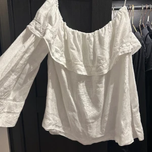 Broderad off shoulder blus  - Vit off shoulder blus med broderi från zara. Storlek XS! Använd fåtal gånger