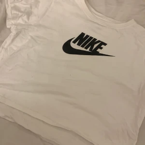 Nike gym tröja  - Snygg tröja man kan ha till gymmet xl barnstorlek så jag skulle säga att det satt som S säljer då jag ej använder 🙌🏼