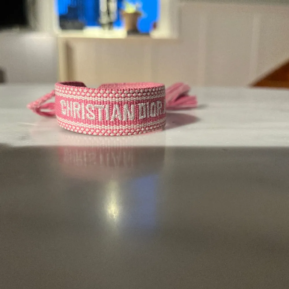  Rosa Christian Dior armband  Skriv för mer bilder❤️❤️❤️. Accessoarer.