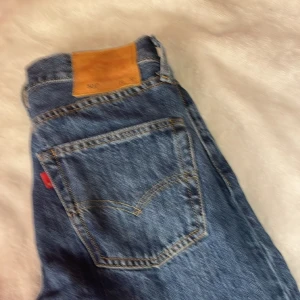 Levi’s jeans - Säljer mina fina levi’s jeans men dom har inte kommit till någon användning alls Använda 1-2 gånger så nästan sprillans nya…nypris i butik:1400