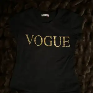 Vogue T-shirt, 2000s stil 🎀