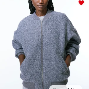 Hm jacka  - Super snygg, Teddy bombar jacka från hm. Köptes för några veckor sedan men har inte kommit till användning då jag har flera. Den är helt ny och aldirg använd + prislappen sitter kvar. Passar till både vinter och våren. 