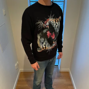 Marcelo Burlon tröja - Marcelo Burlon tröja med tryck. Bra skick! Nypris ca 2700kr