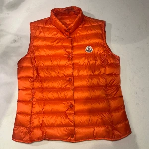 Moncler Liane - Tjena! Säljer en sjukt snygg Moncler Liane väst för tjejer, den är i storlek 2 så passar S-M i dam storlekar. Perfekt västen i grymt skick nu inför våren :)