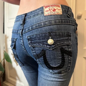True religion jeans  - Snygga mörka jeans med coola fickor från True religion! Jättefint skick! Strl 27 Midja rakt över 38 cm  Innerben 82 cm  Ytter 103 cm